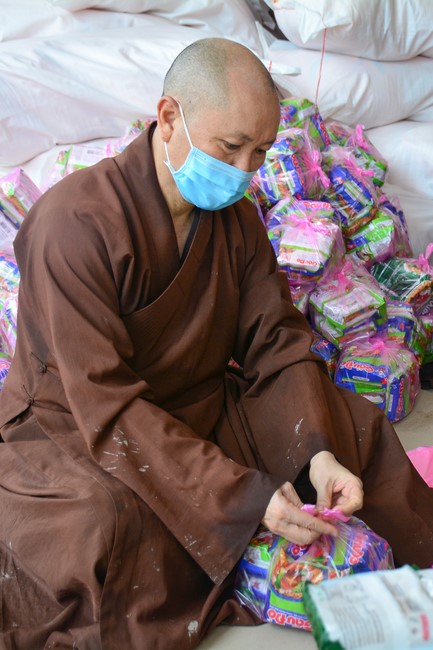 Continuing to support people in need in the Covid-19 pandemic of Hoang Phap Pagoda (series 2)